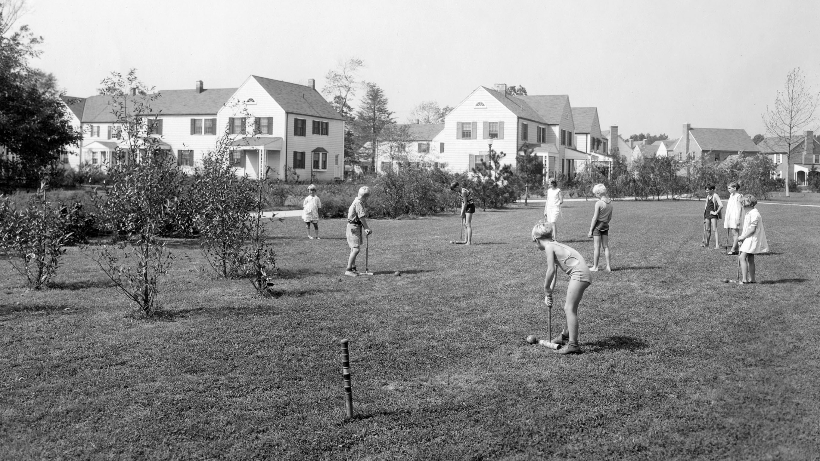 Croquet on the central commons of Park B. The houses turn inward; the front yard is collective.