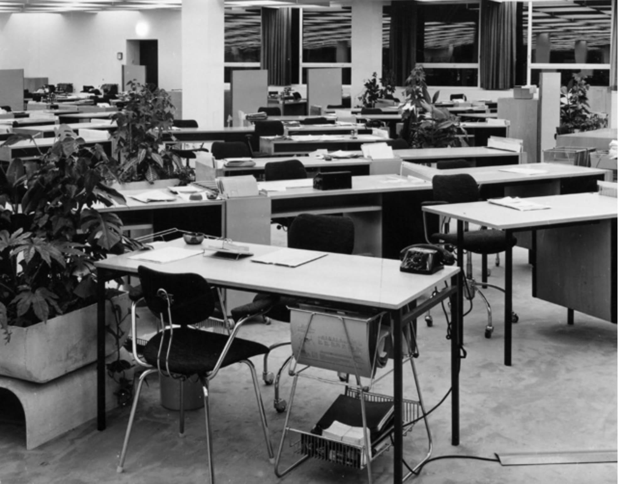 A scientifically derived "office landscape" replacing the traditional grid. This layout physically manifests the concept of "contact becomes a number": every proximity is intentionally engineered based on interaction data rather than rigid organizational hierarchy.